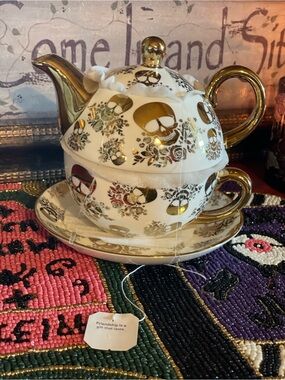 PARK CHATEAU NWT Golden Skulls Tea For One Compact Porcelain Teapot Set